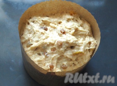 В специальные бумажные формы выложить тесто на половину. Если печь в железных формах, то смазать их маслом и посыпать дно манкой. Даём тесту подняться до верха формы.
