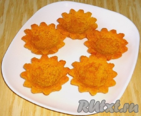 Вынуть тарталетки из формочек (вынимаются легко) и охладить.