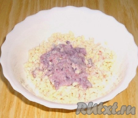 Очищенный красный лук тоже пропустить через мясорубку.
