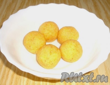 Тесто разделить на равные части в зависимости от размера формочек. Я готовила 5 небольших тарталеток, поэтому тесто делила на 5 равных частей.