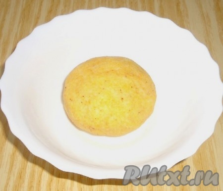 Добавить сладкую паприку, красный перец жгучий молотый, соль, воду и замесить тесто.