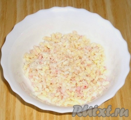 Яйцо отварить, очистить, пропустить через мясорубку, как крабовые палочки.
