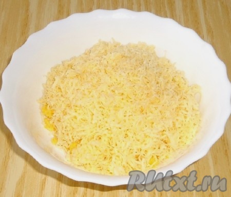 Добавить тёртый на мелкой тёрке сыр.