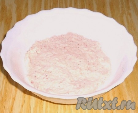 Добавить сметану, соль, лимонный сок, хорошо перемешать. Полученную массу протереть через сито для более однородной консистенции. Можно воспользоваться блендером, тогда нужно крабовые палочки, варёное яйцо и красный лук нарезать на небольшие кусочки, сложить в блендер, добавить сметану, лимонный сок, соль и измельчить до однородной консистенции.