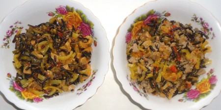 Можно в начинку добавить мясной фарш. Я разделила готовую начинку на 2 части и в одну добавила обжаренный мясной фарш.