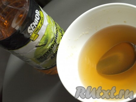 Нагреваем яблочный сок и растворяем в нём желатин.