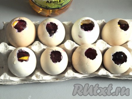 Ставим яйца для удобства в контейнер, наполняем яичную скорлупу фруктами и заливаем соком с желатином. Убираем в холодильник для застывания.