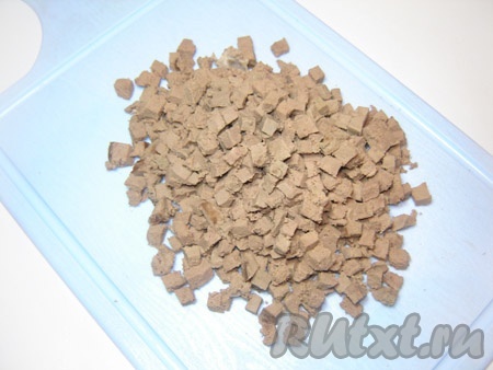 Говяжью печень сварить до готовности. Остудить. Разрезать на кубики.