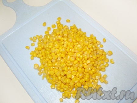 Из банки консервированной кукурузу слить всю жидкость.