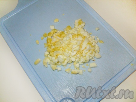 Сварить два яйца вкрутую. Очистить и порезать.