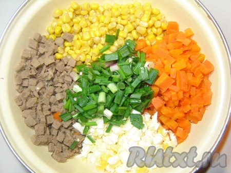 Смешать все ингредиенты салата (печень, кукурузу, яйца, морковь, лук) с майонезом. Посолить по вкусу.