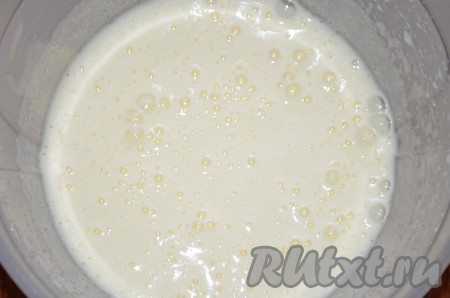 Взбить яйца, соль и сахар в течение 5-7 минут.