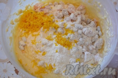 В тесто вмешать сухофрукты и цедру лимона, перемешать.