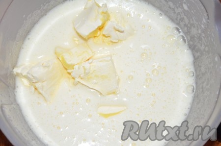 Добавить мягкое масло, кефир, взбить.
