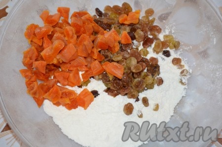Распаренные изюм и курагу (порезать) смешать с остальной мукой.