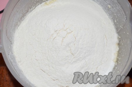 Просеять в тесто 200 грамм муки, крахмал, разрыхлитель, взбить.
