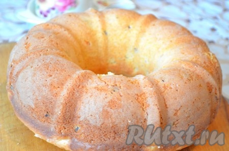 Готовый кулич немного остудить, достать из формы и&nbsp;украсить по желанию.
