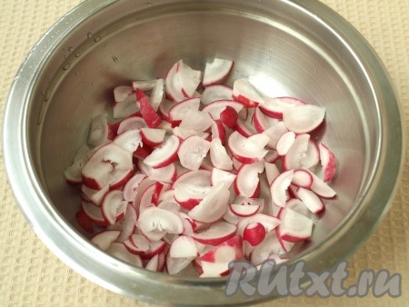 Редис нарезать тонкими ломтиками. Несколько небольших редисок оставить для украшения.