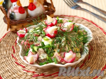 Салат перемешать, выложить в салатник. Посыпать зелёным луком. Украсить редисом и веточками укропа. Наш вкусный салат с вареной говядиной и редиской готов!