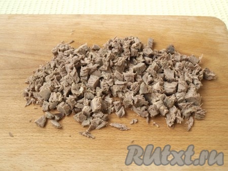 Мясо нарезать кубиками.