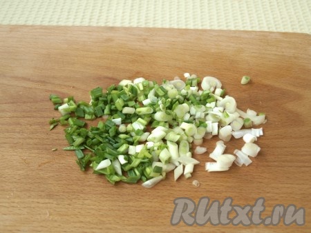 Измельчить зелёный лук.