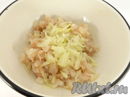 Рыбное филе порезать мелкими кусочками, добавить порезанный мелко репчатый лук (по желанию лук можно предварительно обжарить).
