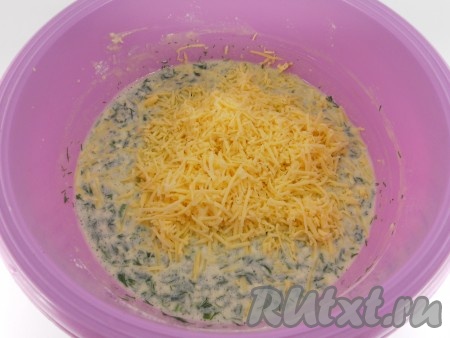 Всыпать разрыхлитель, частями добавить просеянную муку. После добавления каждой порции муки блинное тесто нужно тщательно перемешивать. Всыпая частями муку, учитывайте, что блинное тесто должно получиться не жидким, как вода, но и не густым. В тесто добавить мелко нарезанную зелень и натёртый на мелкой тёрке твёрдый сыр.