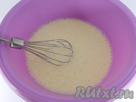 Слегка взбить венчиком, влить молоко, продолжая взбивать.