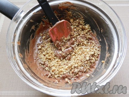 Оставшийся шоколад снова растопить и смешать с орехами. Остудить. Начинка для шоколадных конфет готова.