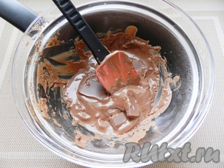 Шоколад разломать на кусочки, сложить в миску и поставить на водяную баню так, чтобы дно миски не касалось воды. Как только шоколад начнет плавиться, снять с огня и, постоянно размешивая, расплавить весь шоколад над горячей водой.