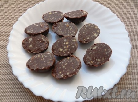 Остывшие половинки конфет зачистить ножом, сложить пополам, скрепив растопленным шоколадом.