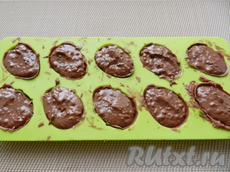 Половинки шоколадных заготовок заполнить начинкой и снова убрать в холодильник для застывания на 20-30 минут.