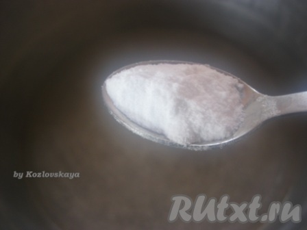 Вскипятить воду, добавить ванильный сахар, соду и кофе. Засыпать нарезанные финики.

