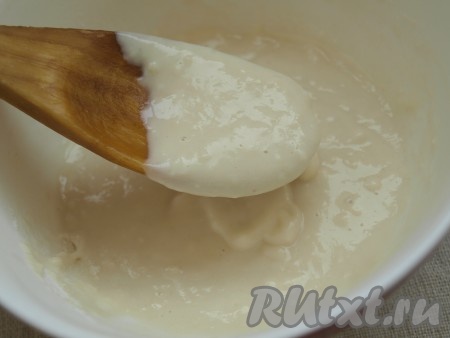 Вскипятить молоко, немного остудить. В небольшую миску насыпать 3 столовые ложки муки и влить 200 мл горячего молока. Заваренную муку хорошо размешать, чтобы не было комков.