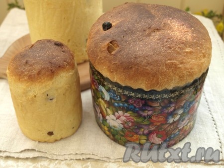 Разогреть духовку до 190 градусов и выпекать вкусные пасхальные куличи 35-40 минут. Если верх начнёт сильно румяниться, снизить температуру до 180 градусов и накрыть куличи фольгой.