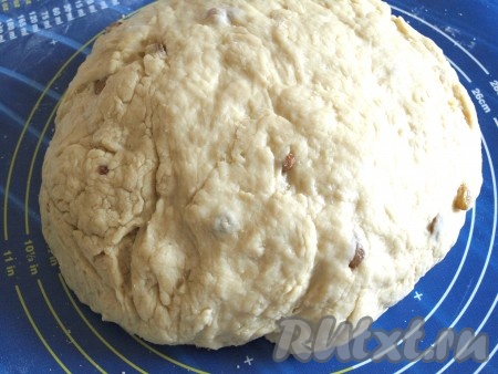 Выложить тесто на стол и, постепенно подсыпая оставшуюся муку, вымесить тесто. Следует месить долго, подсыпая муку до того момента, пока тесто не начнёт отлипать от рук.