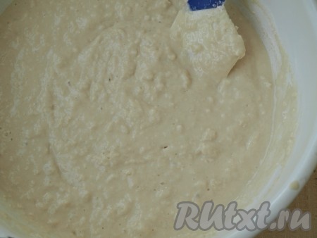 В дрожжевую опару вылить оставшееся молоко (нужно, чтобы оно было тёплым). Подсыпать муку, постоянно перемешивая и растирая комочки. Муки следует подсыпать столько, чтобы получилось густое, но льющееся тесто, приблизительно, как на оладьи. Оставить тесто подойти. Оно немного поднимется шапочкой, приблизительно через полчаса.