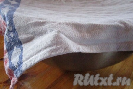 Опять накрываем миску полотенцем и ставим в тёплое место. Тесто снова должно увеличиться в объёме вдвое. Теперь на это уйдёт больше времени - от 1,5 до 3 часов. Можно успеть приготовить обед и, может быть, даже пообедать!&nbsp;
