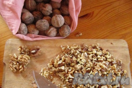 Орехи раздавить лезвием ножа.