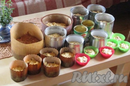 Наполняем формы тестом на 1/2. Вот такое количество куличей получается из 2 кг муки.