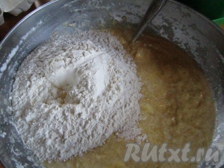 Добавляем оставшуюся муку. Очень хорошо вымешиваем тесто.