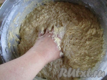Добавляем оставшуюся муку. Очень хорошо вымешиваем тесто.
