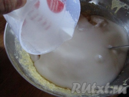 Белки взбиваем в пену и добавляем в тесто.