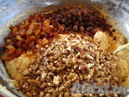 Добавляем изюм, цукаты и орехи и снова хорошо вымешиваем тесто.