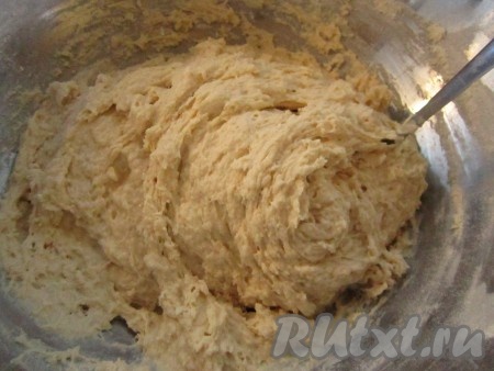 Хорошо вымесим опару. Получается достаточно густо.