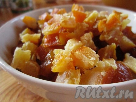 Цукаты из апельсиновых корочек нарезать маленькими кусочками.