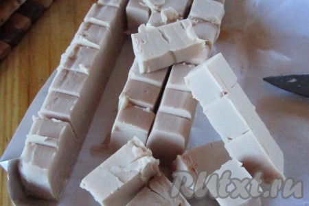 Дрожжи нарежем на кусочки и растворим в тёплом молоке.
