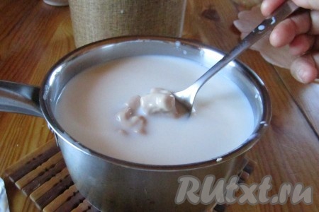 Дрожжи нарежем на кусочки и растворим в тёплом молоке.