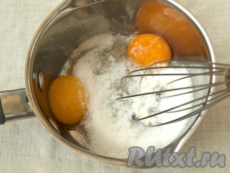 В сотейник вылить желтки, добавить к ним вторую часть сахара. Взбить венчиком.