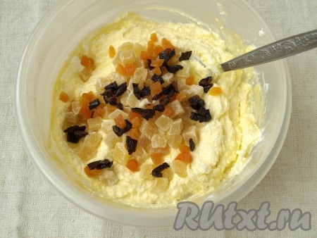 Остывшую яично-сливочную смесь соединить с творожной, перемешать и добавить цукаты, чернослив и курагу. Хорошо вымесить до однородной массы.&nbsp;

